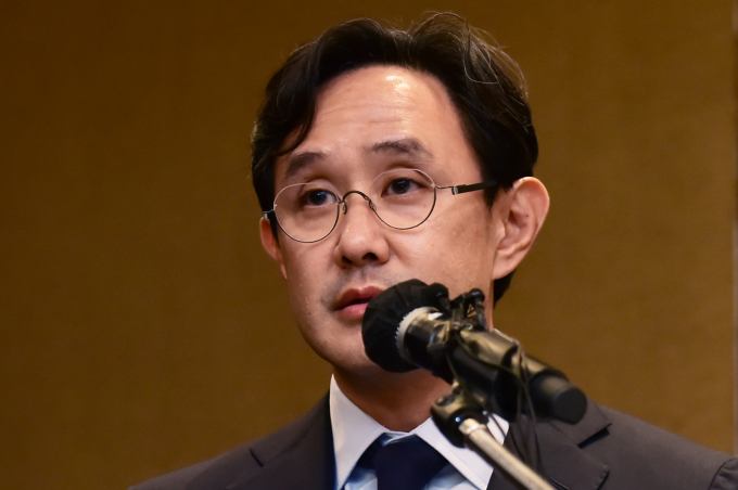 최윤범 고려아연 회장이 온산제련소를 찾아 문병국 현 노조위원장과 최근 차기 선거에서 선출된 이은선 노조위원장 당선자를 만나 노사 간 변함없는 협력과 신뢰에 감사를 표하고 최근 발표한 미국 제련소 건설을 통해 국내 고용과 투자를 확대하겠다는 뜻을 전달했다.  최윤범 회장이 서울 용산구 소월로 그랜드 하얏트 서울에서 열린 고려아연 긴급 기자회견에 참석, 질의에 답하고 있는 모습. /사진=임한별(머니S)