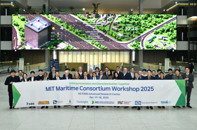 17일 HD현대 글로벌R&D센터에서 진행된 'MIT 조선해양 컨소시엄(MIT Maritime Consortium)' 워크숍 행사에서 HD현대, 미국 메사추세츠공과대학(MIT), 그리스 해운사 캐피탈(Capital), 미국 ABS 선급 관계자들이 기념촬영을 하고 있다. /사진=HD현대