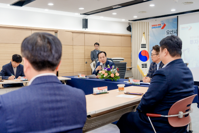 이권재 경기 오산시장(맞은편)이 지난 17일 시청에서 열린 반도체 후공정 패키징 전문 기업인 ㈜테크엘과 본사 확장 이전 및 신규 투자를 위한 투자유치 협약(MOU) 체결식에서 인사말을 하고 있다. /사진제공=오산시