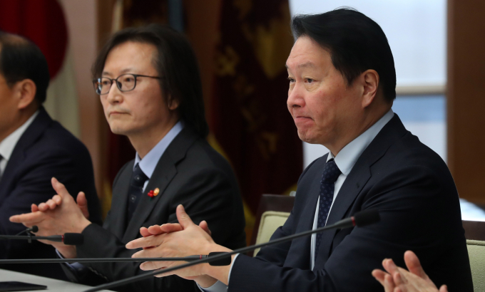 최태원 대한상공회의소 회장이 18일 서울 중구 대한상공회의소 챔버라운지에서 열린 공정거래위원장 초청 간담회에서 박수치고 있다. / 사진=뉴시스 김혜진 기자 