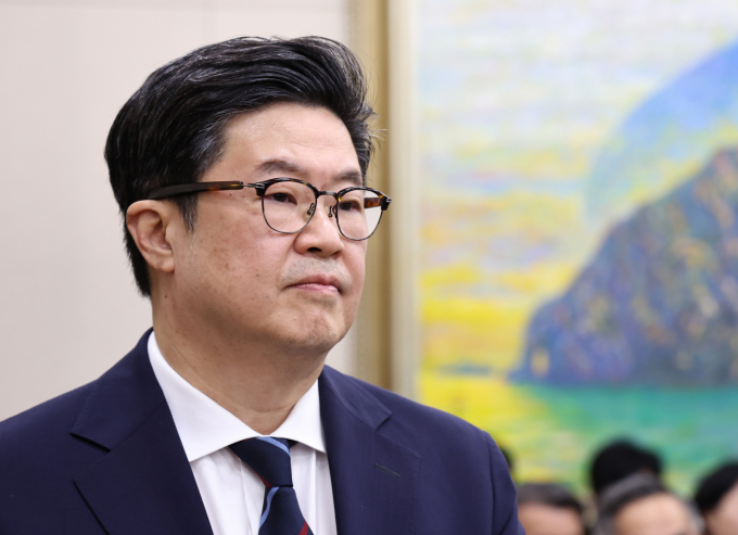 지난 10월14일 오후 서울 여의도 국회에서 열린 정무위원회 국정감사에 증인출석한 김병주 MBK파트너스 회장. /사진=뉴스1 /사진=(서울=뉴스1) 구윤성 기자