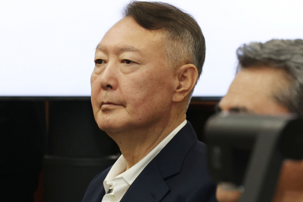 윤석열 전 대통령이 군사법원 재판에 처음으로 증인 출석했다. 사진은 지난 9월26일 윤 전 대통령이 서울 서초구 서울중앙지법에서 열린 특수공무집행방해, 직권남용 권리행사방해 등 혐의 사건 첫 공판에 출석해 있는 모습. /사진=뉴시스