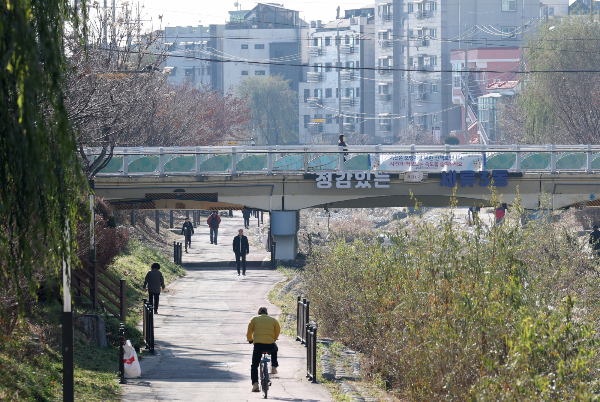 19일 전국 대체로 흐리고 포근한 날씨가 이어지겠다. 사진은 포근한 겨울 날씨를 보인 지난 9일 경기 수원시 권선구 세류천에서 시민들이 산책을 즐기는 모습. /사진=뉴스1