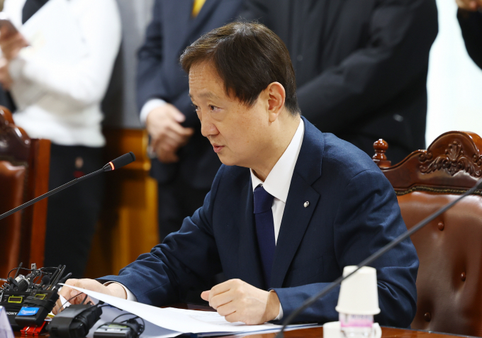이찬진 금감원장이 증권사의 해외증권 투자 중개시장 부당행위 적발 시 최고수준의 엄정 조치를 취하겠다고 강조했다. 사진은 지난 10일 서울 중구 은행회관에서 열린 금감원장·금융지주회장 간담회에 참석했던 이 원장. /사진=뉴시스