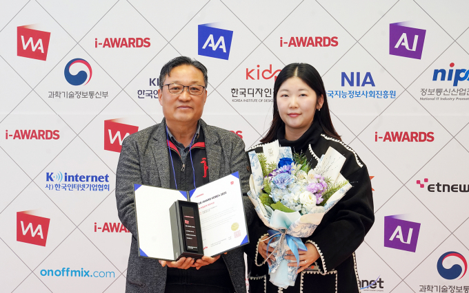 한창석 HS효성첨단소재  상무(왼쪽)와 브랜드팀 정한나 프로(오른쪽)가 기념 촬영을 하고 있다. /사진=HS효성첨단소재 