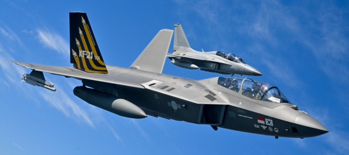 한국항공우주산업(KAI)가 제작한 KF-21(앞), FA-50 (뒤). /사진=KAI