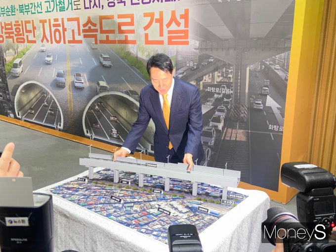 30년간 강북의 이동을 담당했던 내부순환로와 북부간선도로가 지하화된다. 사진은 간선도로 철거 퍼포먼스를 진행하는 오세훈 서울시장. /사진=최성원 기자