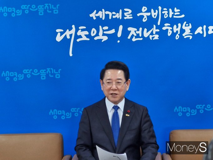 김영록 전남도지사가 18일 기자간담회에서 광주 군공항 무안 이전과 관련 내년도 국비 확보 등 지역 발전 방안에 대해 설명하고 있다./사진=홍기철기자