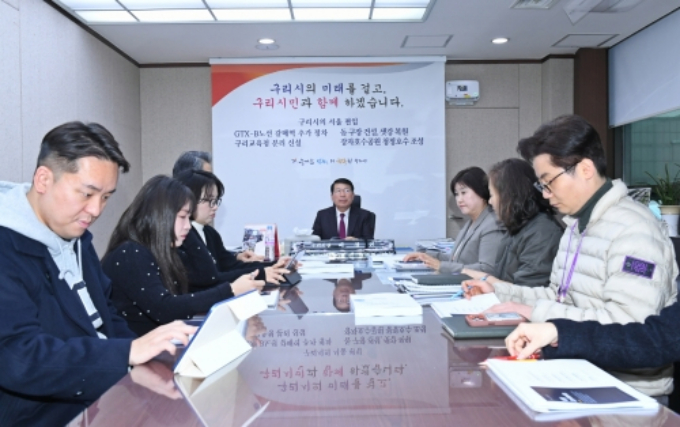 구리시상권활성화재단은 백경현 시장(가운데 맞은편) 등 관계자들이 참석한 가운데 지난 15일 지역 상권의 지속 가능한 발전과 경쟁력 강화를 위해 추진한 '구리시 상권 로컬브랜딩 마스터플랜 연구용역' 최종보고를 열고 있다. /사진제공=구리시 