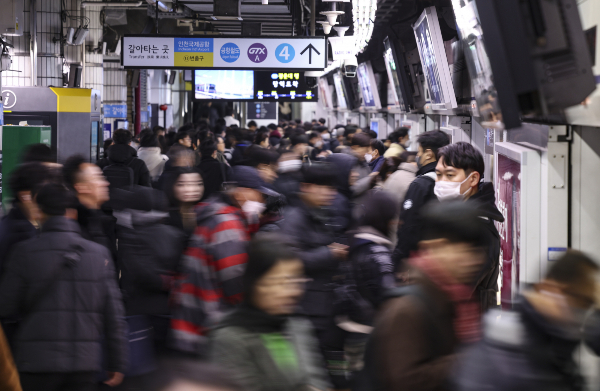 철도노조가 오는 23일 총파업을 경고했다. 사진은 지난 12일 오전 서울 중구 서울지하철 1호선 서울역에서 시민들이 출근길에 나서고 있는 모습. /사진=뉴시스