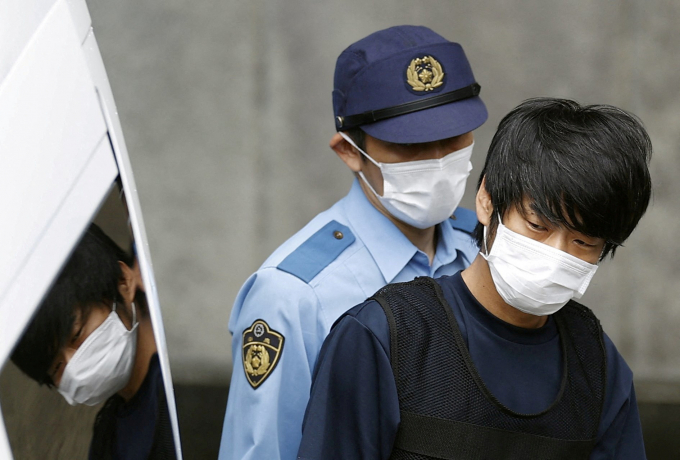 일본 검찰이 아베 신조 전 총리를 살해한 혐의로 기소된 야마가미 데쓰야(45)에게 18일 재판부에 무기징역을 요청했다. 사진은 야마가미가 2022년 7월10일 검찰 이송된 모습. /사진=로이터