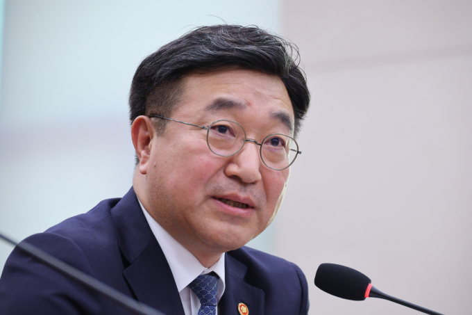 헌법재판소가 조지호 경찰청장에 대한 국회 탄핵소추를 재판관 전원일치 의견으로 파면 결정한 것에 대해 윤호중 행정안전부 장관이 "국민이 축하받을 일이라고 생각한다"고 말했다. 사진은 윤 장관이 서울 여의도 국회에서 열린 법제사법위원회 전체회의에서 의원 질의에 답하는 모습. /사진=뉴스1