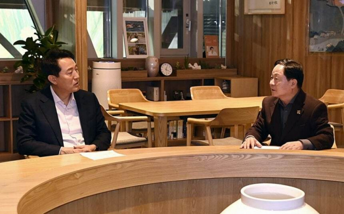 주광덕 남양주시장(오른쪽)이 지난 17일 오세훈 서울시장을 만나 지하철 8호선 열차 3개 편성 감축 계획에 대한 시민 우려를 전달하며 현행 유지를 요청하고 있다. /사진=주광덕 시장 SNS 캡처