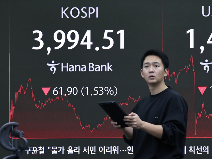 올해 국내 주식투자자 10명 중 7명은 수익을 냈다는 조사 결과가 나왔다. 사진은 18일 서울 중구 하나은행 딜링룸. /사진=뉴스1 