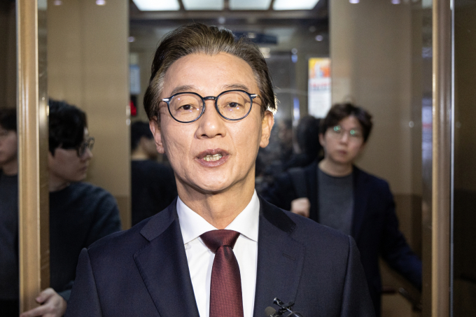 통일교 금품 수수 의혹을 받는 전재수 더불어민주당 의원이 18일 피의자 신분으로 경찰에 출석해 조사를 받는다. 사진은 지난 15일 전 의원이 경찰의 압수수색이 종료된 서울 여의도 국회의원회관 의원실을 나서며 취재진에게 입장을 밝히는 모습. /사진=뉴스1