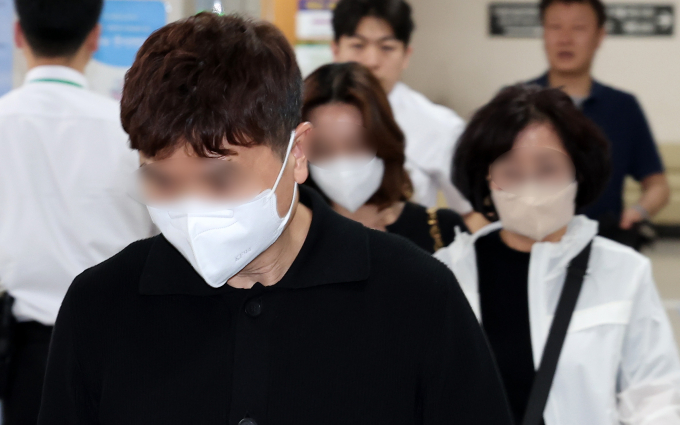 방송인 박수홍 씨의 소속사를 운영하면서 출연료 등 수십억원을 횡령한 혐의를 받는 친형 박 모 씨에 대한 2심 선고가 19일 나온다. 사진은 지난해 5월 서울 서초구 서울고등법원에서 열린 특정경제범죄가중처벌등에관한법률위반(횡령)등 항소심 1차 공판에 출석한 친형 박모씨와 형수 이모씨. /사진=뉴스1