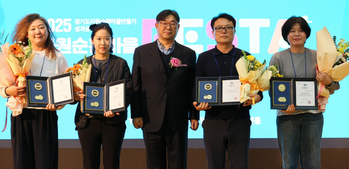 18일 폐기물 재활용 우수마을로 선정된 김포 장기동, 시흥 장곡동 등 관계자들이 수상후 기념촬영하고 있다. /사진제공=경기도
