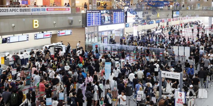 부산 강서구 김해국제공항 국제선 청사에서 해외여행을 떠나는 시민들이 출국 수속을 하고 있다./사진=뉴시스