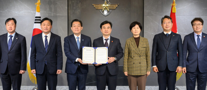  이재준 수원시장(왼쪽에서 세 번째)이 지난 8일 수원 지역 국회의원 5명과 안규백 국방부장관(왼쪽에서 4번째)에게 '수원 군 공항 이전의 국가전략 사업화를 위한 공동 건의문'을 전달하고 있다. 사진제공=국방부
