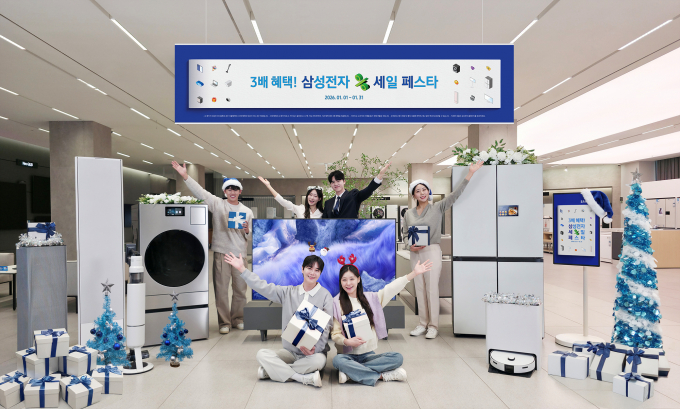 삼성전자가 새로운 한 해를 응원하는 마음을 담아 내년 1월1일부터 31일까지 2026 삼성전자 세일 페스타를 개최한다. 사진은 삼성전자 모델이 고객 혜택을 한층 강화한 '2026 삼성전자 세일 페스타'를 소개하고 있는 모습. /사진=삼성전자 제공 