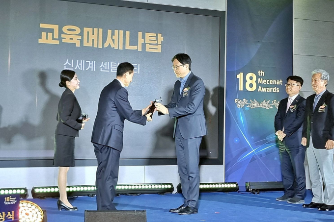  곽영민 상무(오른쪽)가 18일 부산시교육청에서 열린 ‘교육메세나 시상식’에서 메세나탑을 수상하고 있다./사진=신세계센텀시티