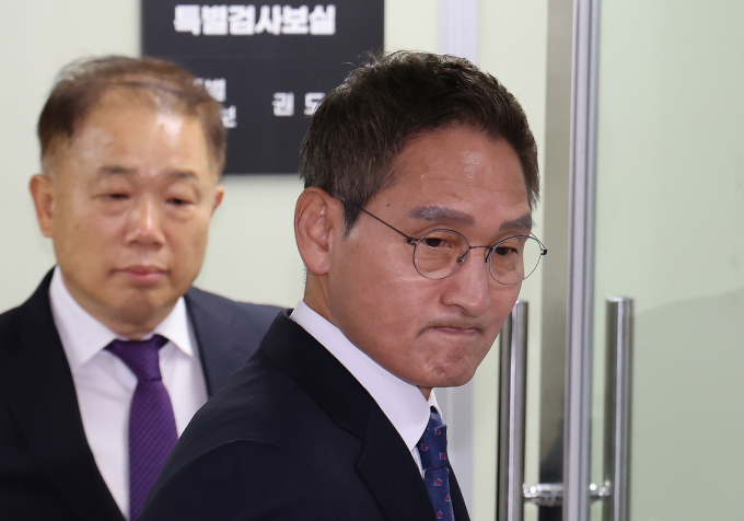  안권섭 상설 특별검사팀이 관봉권 띠지 폐기 의혹 수사와 관련해 19일 한국은행에 대한 수색영장을 집행하며 강제수사에 돌입했다. 사진은 지난 6일 안 특검이 서울 서초구에 마련된 특검 사무실에서 열린 현판식을 마친 뒤 사무실로 들어가는 모습. /사진=뉴스1