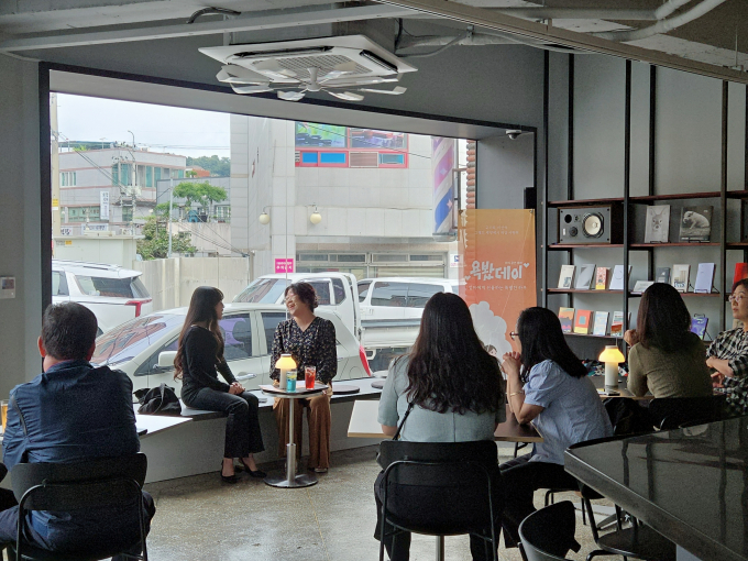 경남관광 협업 프로젝트 '욕봤데이감성투어' 모습./사진=경남도