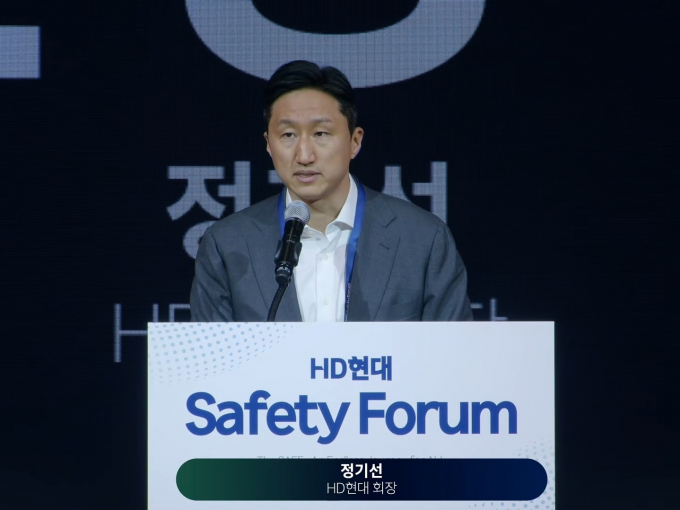 정기선 HD현대 회장이 19일 경기도 성남시 HD현대 글로벌R&D센터에서 열린 '세이프티 포럼'에서 환영사를 하고 있다. /사진=HD현대 유튜브 캡처