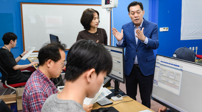 이재준 수원시장(오른쪽)이 민생회복 소비쿠폰 신청 첫날인 지난 7월21일 인계동 행정복지센터를 찾아 민원안내 창구를 점검하고 담당직원들을 격려하고 있다. /사진제공=수원시