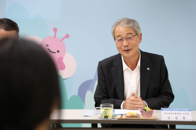 우리은행의 새희망홀씨 대출 등이 상생포용금융 우수사례로 꼽혔다. 사진은 올해 7월6일 임종룡 우리금융미래재단 이사장이 서울 명동 천주교 서울대교구청에서 열린 미성년 미혼 한부모 초청 간담회에서 수혜자의 이야기를 경청하고 있는 모습./사진=뉴스1  박지혜 기자