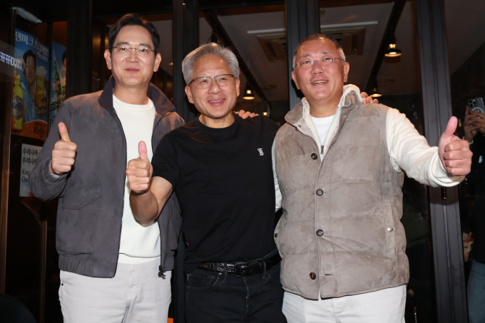 이재용 삼성전자 회장(왼쪽부터)과 젠슨 황 엔비디아 최고경영자(CEO), 정의선 현대차그룹 회장이 30일 저녁 서울 삼성동의 한 치킨집에서 '치맥' 회동을 마친 후 인사를 하고 있다. / 사진=공동취재