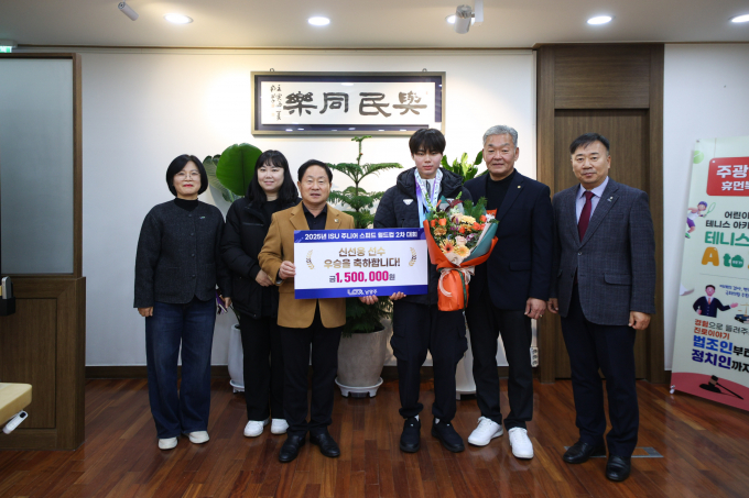 주광덕 남양주시장이 지난 18일 시장 집무실에서 2025년 ISU 주니어 스피드 월드컵 2차 대회에서 우승한 신선웅 선수에게 포상금을 전달하고 국제대회 입상 성과를 격려했다(왼쪽부터) 이형숙 문화교육국장, 신선웅 선수 모친, 주광덕 시장, 신선웅 선수, 전민호 남양주시 빙상연맹 회장, 윤성현 남양주시 체육회장). /사진제공=남양주시