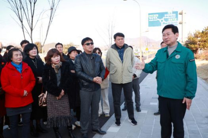 18일 이상일 용인특례시장이 처인구 이동읍 송전입구 도로확장 공사가 마무리된 현장을 점검했다. /사진제공=용인특례시