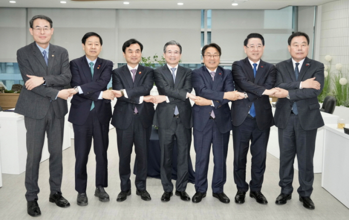 지난 17일 광주시 서구 광주도시공사에서 열린 ‘광주 군 공항 이전 6자 협의체’ 1차 회의에서 참석 내빈들이 공동 발표문에 서명한 뒤 손을 맞잡고 있다.( 왼쪽부터 강희업 국토교통부 2차관, 구윤철 부총리 겸 기획재정부 장관, 안규백 국방부 장관, 김용범 대통령실 정책실장, 강기정 광주시장, 김영록 전남지사, 김산 무안군수)/사진=광주시 