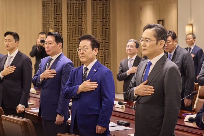 이재명 대통령이 16일 서울 용산 대통령실 청사에서 열린 한미 관세협상 후속 민관 합동회의에서 국민의례를 하고 있다. / 사진=대통령실 제공