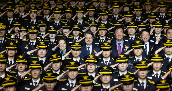  19일 경기아트센터에서 열린 신임 소방공무원 임용식에서 신임 경기도 소방공무원 316명이 거수경례하며, 도민의 생명과 안전을 지킬 것을 다짐하고 있다. /사진제공=경기도