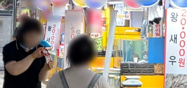 인천 소래포구 종합어시장에서 한 상인이 가격 담합 요구를 거절했다가 흉기로 위협을 당했다는 주장이 제기돼 경찰이 수사에 나섰다. 사진은 인천 소래포구 종합어시장의 모습. /사진=JTBC '사건반장' 캡처