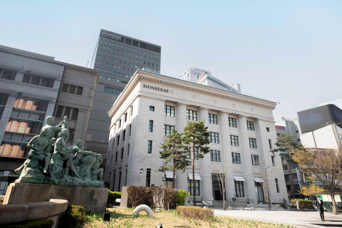 서울 중구에 있는 옛 제일은행 본점 건물을 10년간 보존·복원한 끝에 재개관한 신세계백화점 본점 '더 헤리티지' 외부전경. /사진=신세계백화