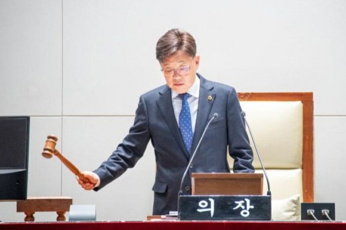성남시시의회 안광림 부의장(의장직무대리)이 지난 18일 오후 열린 제307회 제2차 정례회 제3차 본회의에서 의장 선거 1차 투표 후 정회를 선포하고 있다. /사진제공=성남시의회 