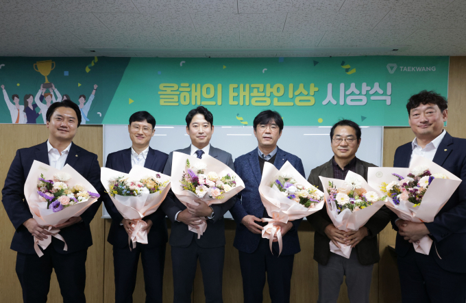 태광그룹 섬유·석유화학 계열사인 태광산업과 대한화섬은 '2025년 올해의 태광인상' 시상식을 개최했다. 사진은 올해의 태광인상 수상자들의 모습. /사진=태광산업 제공