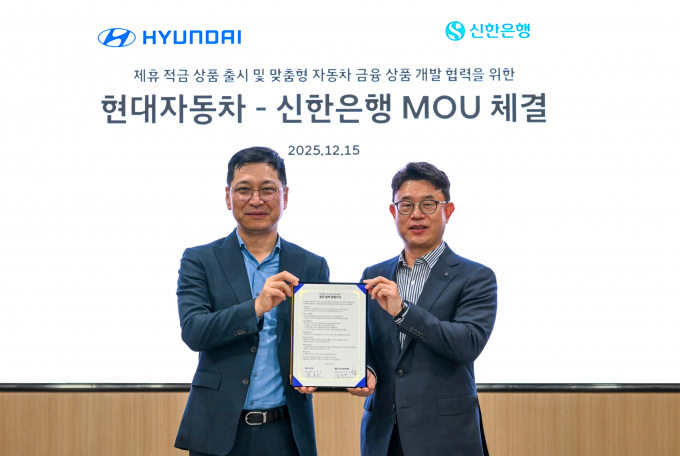 최근 승진한 김승찬 현대자동차 국내사업본부장(사진 왼쪽)이 자리에서 물러난다. /사진=현대차