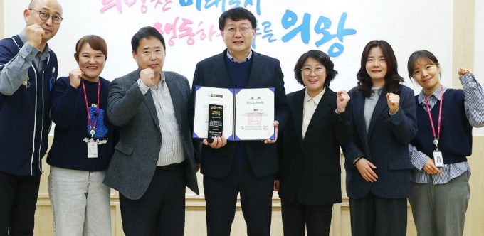 독도수호 최우수 지자체에 선정된 의왕시 관계자들이 안치권 부시장(가운데)과 자축하고 있다. /사진제공=의왕시
