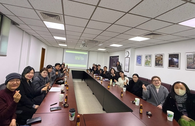 지난 17일 의정부시가 의정부문화재단 대회의실에서 ‘의정부문화재단·문화예술계 소통·협업 간담회’를 개최하고 있다. /사진제공=의정부시 