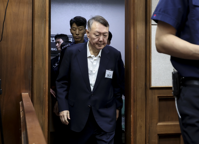 윤석열 전 대통령이 오는 20일 김건희특검팀(특별검사 민중기) 소환조사에 출석할 예정이다. 사진은 윤 전 대통령이 지난 9월26일 서울 서초구 서울중앙지방법원에서 열린 '특수공무 집행 방해, 직권남용 권리행사 방해 혐의' 첫 재판에 출석한 모습. /사진=뉴스1(공동취재)