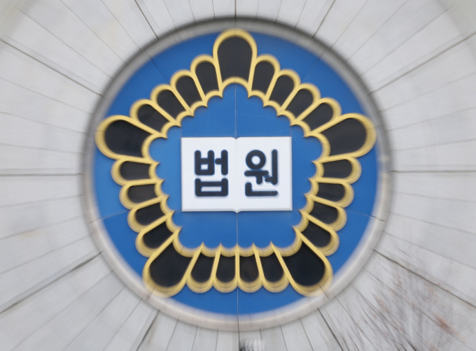 중대재해처벌 등에 관한 법률 시행 이틀 만에 발생해 '중처법 1호 사고'로 기록된 채석장 붕괴 사고와 관련해 불구속 기소된 정도원 삼표그룹 회장에게 검찰이 징역 4년과 벌금 5억원을 구형했다. 사진은 지난해 서울 서초구 서울중앙지방법원에 법원 로고가 보이고 있는 모습. /사진=뉴시스