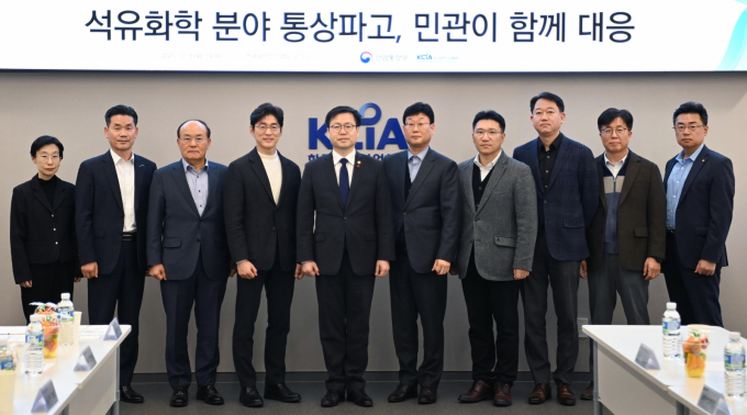 울산산단 재편안이 막판 조율을 이어가면서 정부가 요구한 석유화학 구조조정의 밑그림은 아직 완성되지 않았다. 사진은 여한구 산업통상부 통상교섭본부장이 9일 오후 서울 종로구 한국화학산업협회에서 열린 '석유화학 업계 통상현안 간담회에서 참석자들과 기념촬영 하고 있는 모습. /서진=산업통상자원부 제공