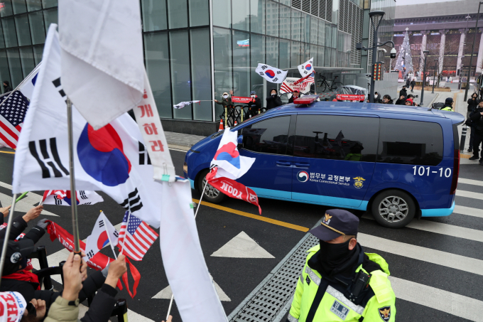 윤석열 전 대통령이 김건희 여사 관련 의혹을 수사중인 특별검사팀에 출석해 처음이자 마지막으로 조사에 임한다. 사진은 윤 전 대통령을 태운 호송차가 20일 김건희 특검 사무실이 있는 서울 종로구 KT광화문 웨스트 빌딩으로 들어서던 모습. /사진=뉴시스 