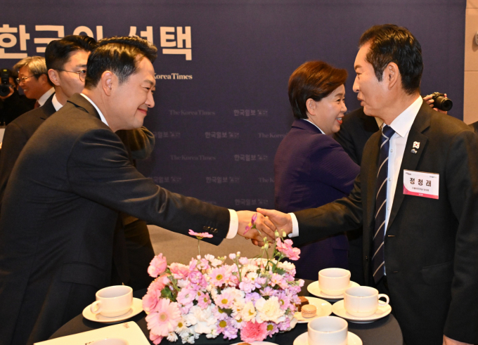 여야가 더불어민주당이 추진하는 '내란전담재판부' 설치를 놓고 맞섰다.  사진은 최근 서울 여의도 FKI플라자 그랜드볼룸에서 '격랑의 세계, 한국의 선택'을 주제로 열린  '2025 코라시아포럼'에 참석했던 장동혁(왼쪽) 국민의힘 대표와 정청래 민주당 대표. /사진=국회사진기자단