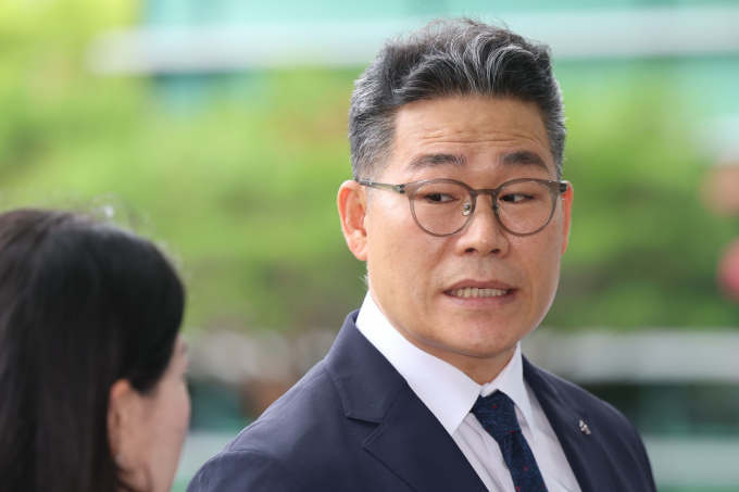 세관 마약밀수 연루 의혹을 수사 중인 서울동부지검 합동수사단이 백해룡 경정의 조기 파견 해제를 검토한다는 소식이 전해지자 백 경정이 즉각 반박했다. 사진은  백 경정이  임은정 동부지검장과 비공개 면담을 위해 지난 7월17일 서울 송파구 서울동부지방검찰청으로 들어가던 모습. /사진=뉴시스