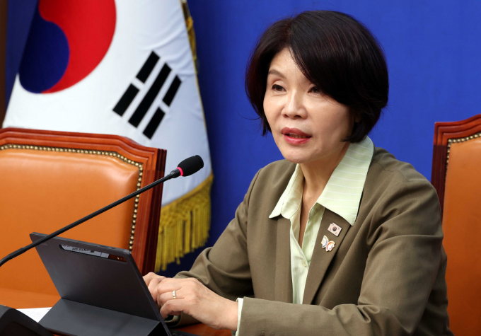 민주당이 오는 22일 국회 본회의에 상정할 예정이던 '허위조작정보 근절법'의 허위정보 유통금지 조항을 다시 손보기로 했다. 사진은 한정애 민주당 정책위의장이 지난 10월 서울 여의도 국회에서 주택시장안정화TF 명단발표 및 10·15대책에 대해 설명하던 모습. /사진=뉴시스
